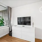 Neues Appartement mit Spa&Balkon nahe KPMG, PwC, L\'Oréal, Messe